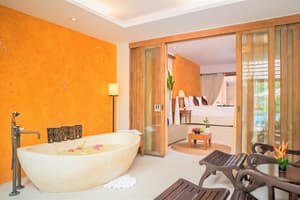 thumbnail: Deep soaking bathtub