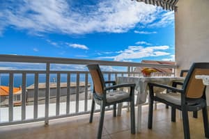 thumbnail: Outdoor dining