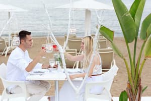 thumbnail: Couples dining