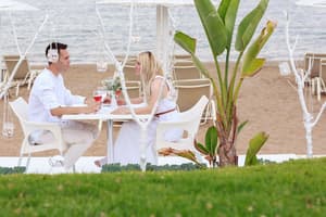 thumbnail: Couples dining