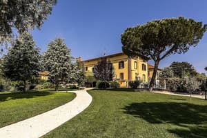 thumbnail: Front of property