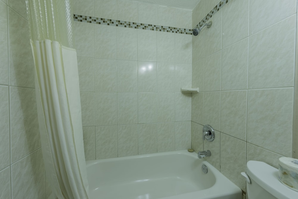 Deep soaking bathtub