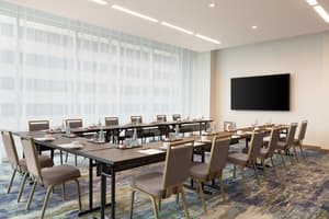 thumbnail: Meeting rooms near Texas Medical Center feature natural light.