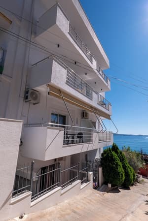 thumbnail: Front of property