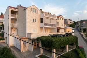 thumbnail: Front of property
