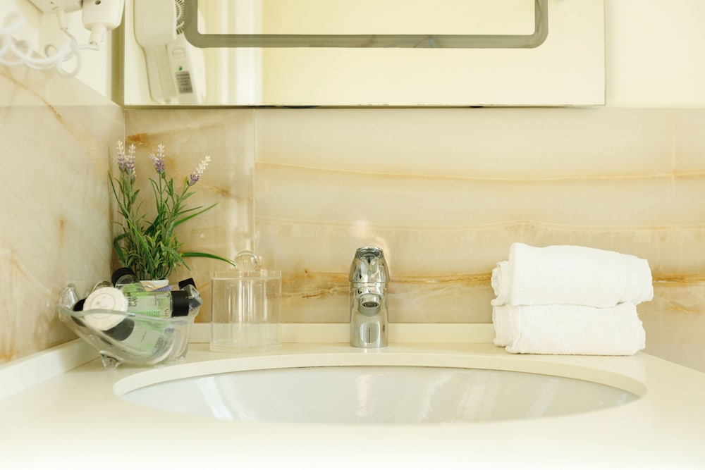 Bathroom sink