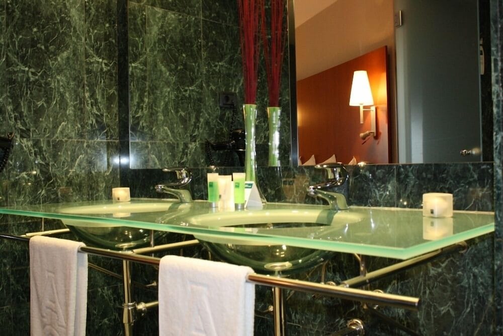 Bathroom sink