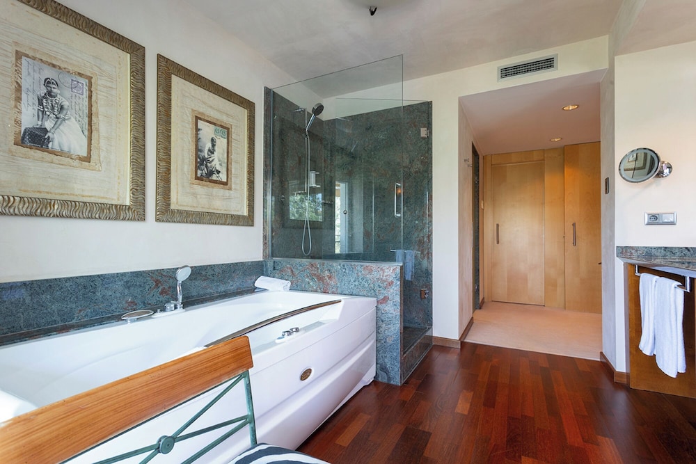 Private spa tub