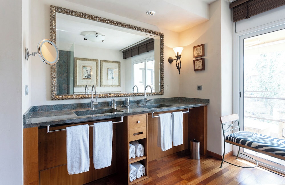 Bathroom sink