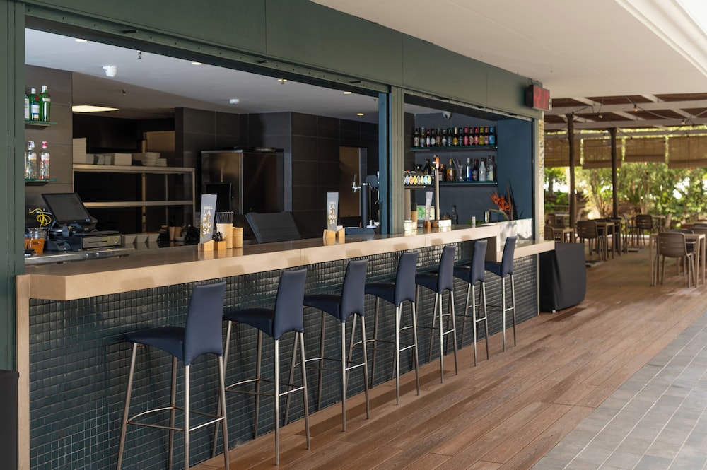 Poolside bar