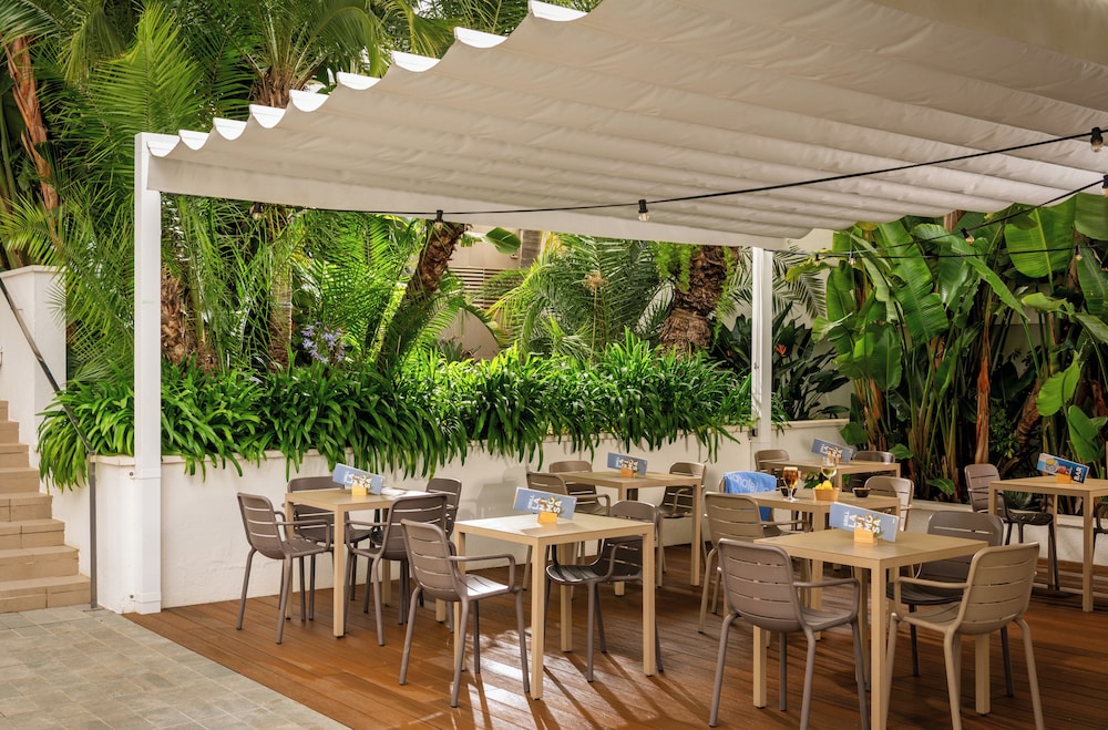 Poolside bar