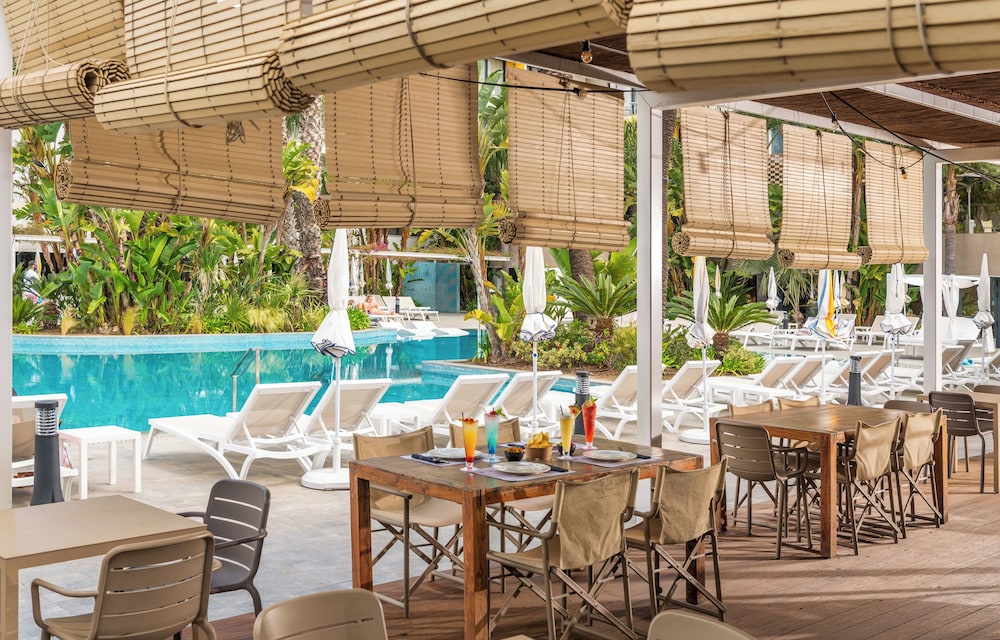 Poolside bar