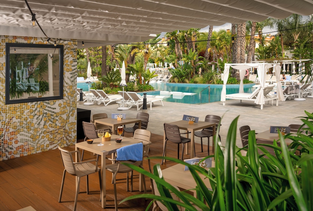 Poolside bar