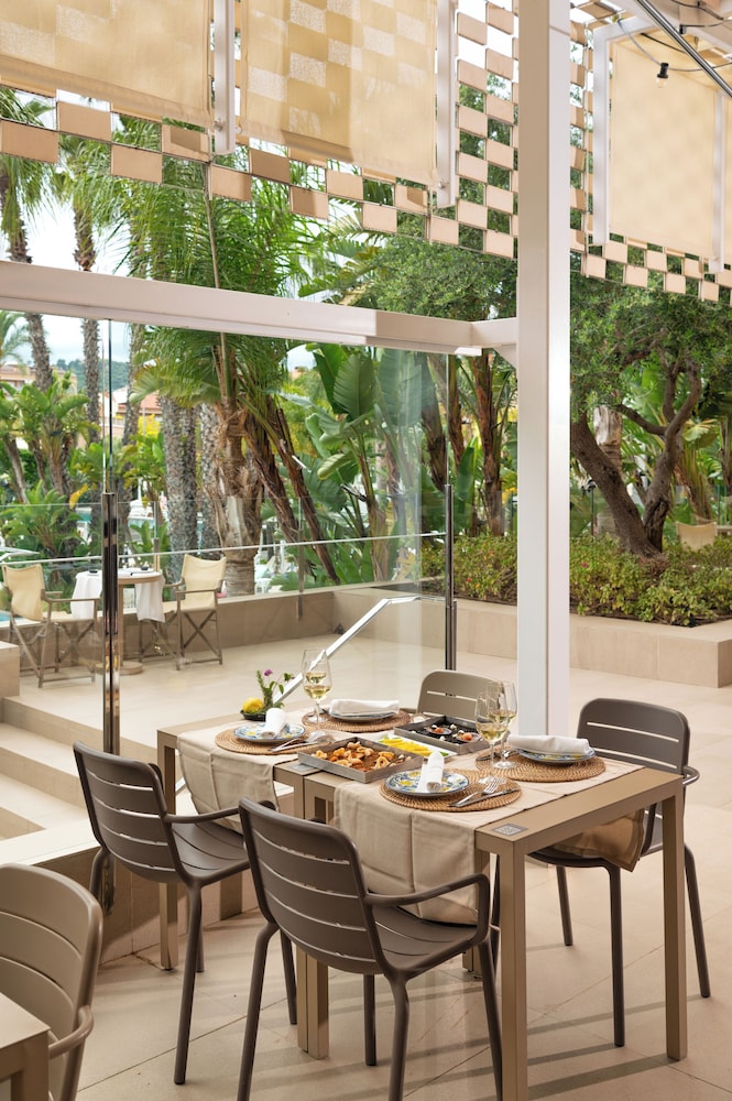 Poolside bar