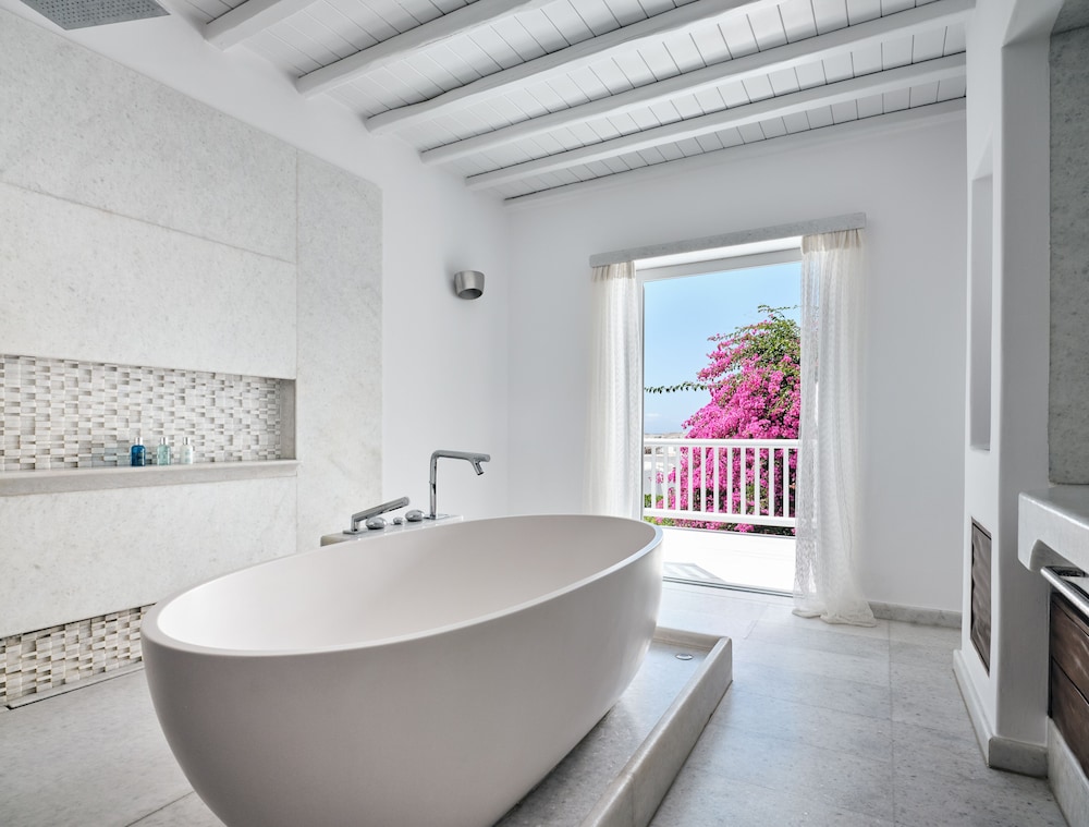 Deep soaking bathtub