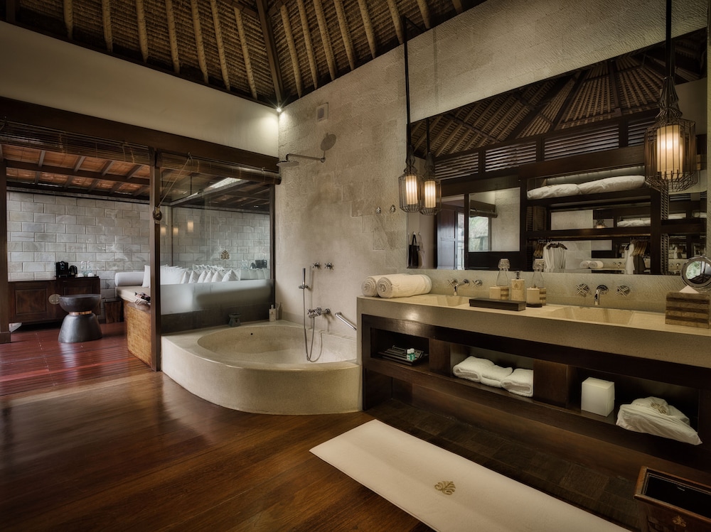 Deep soaking bathtub