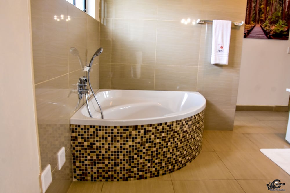 Deep soaking bathtub
