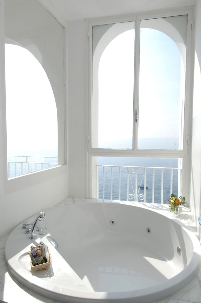 Deep soaking bathtub