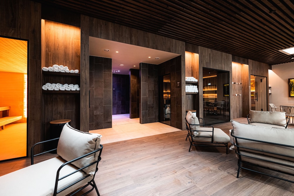 Indoor spa tub
