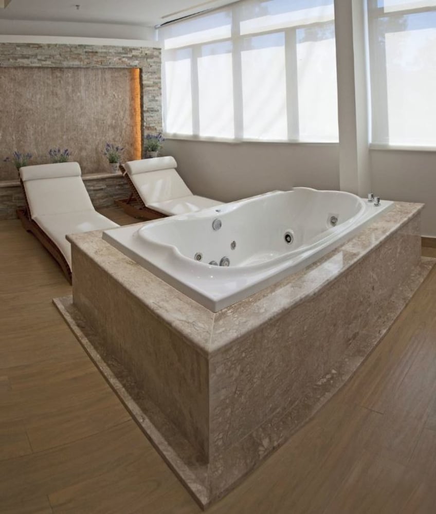 Indoor spa tub