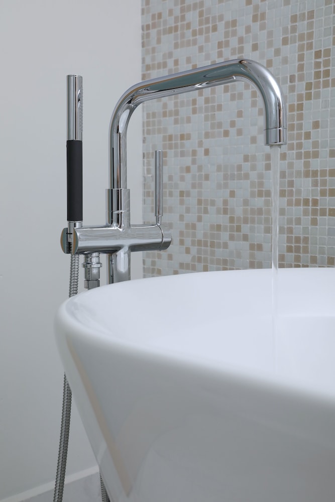 Deep soaking bathtub