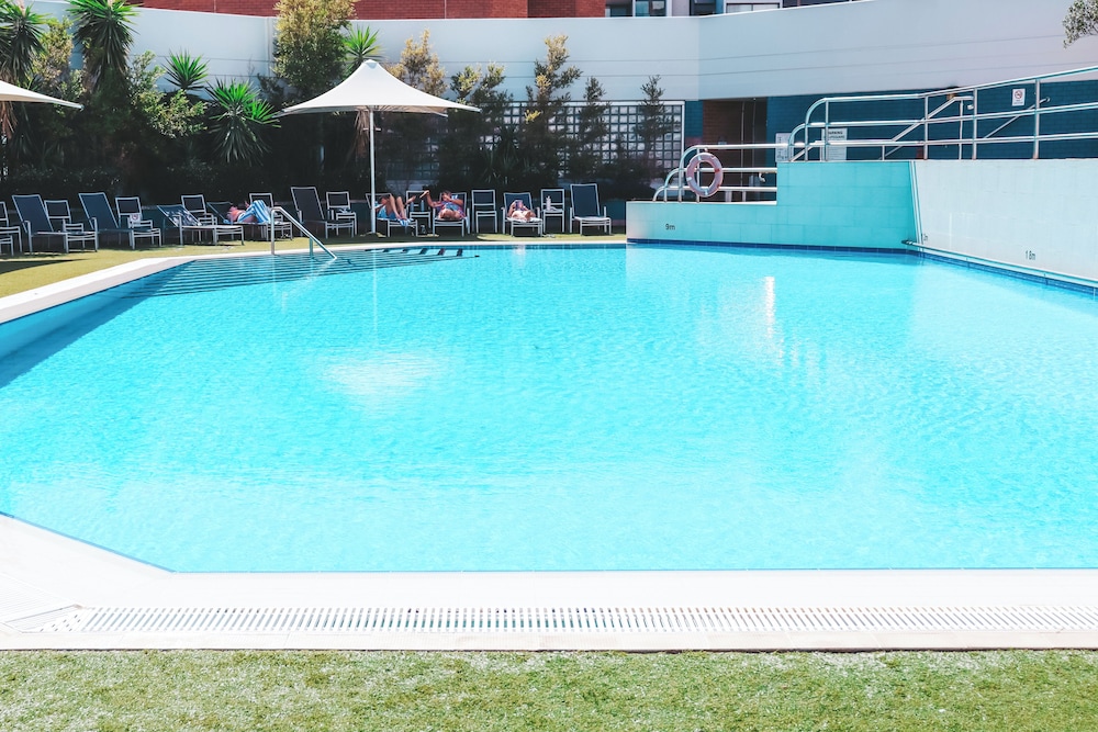 Indoor/outdoor pool