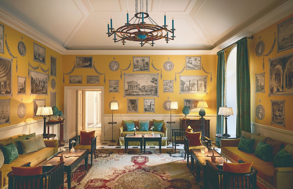 Lobby lounge