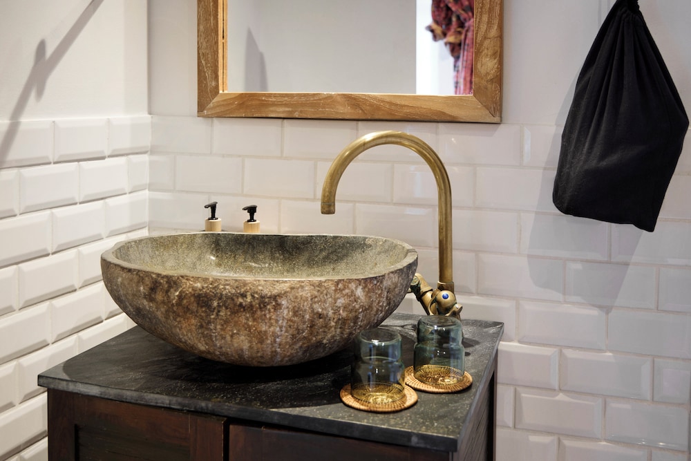 Bathroom sink