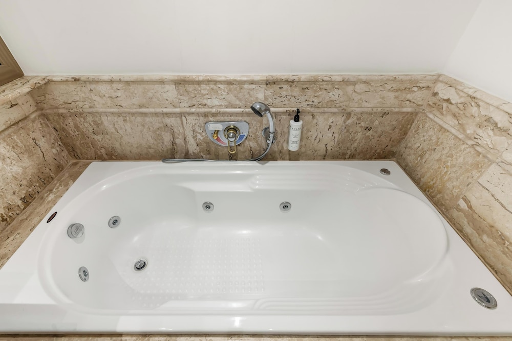 Private spa tub