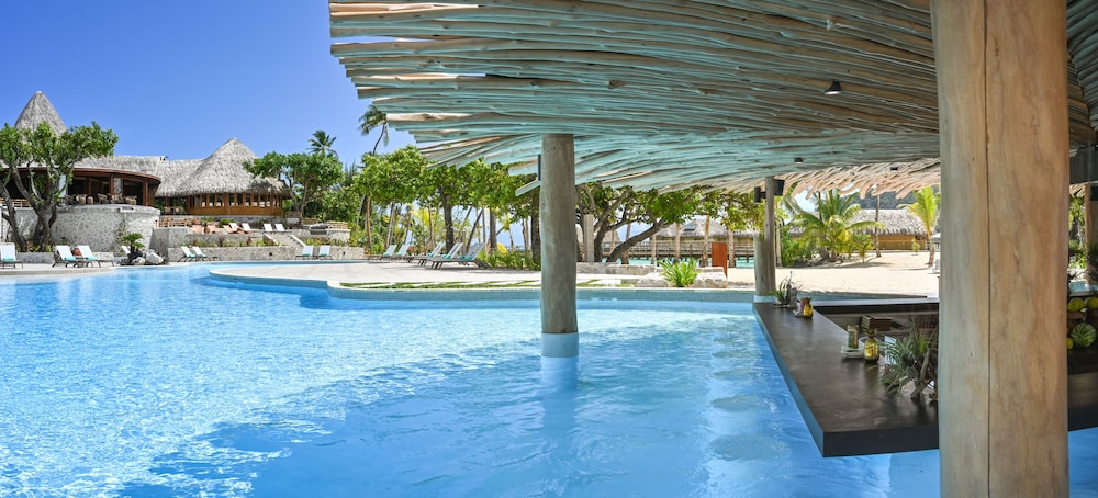 Poolside bar