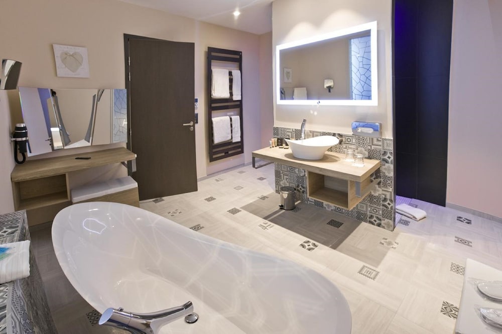 Deep soaking bathtub