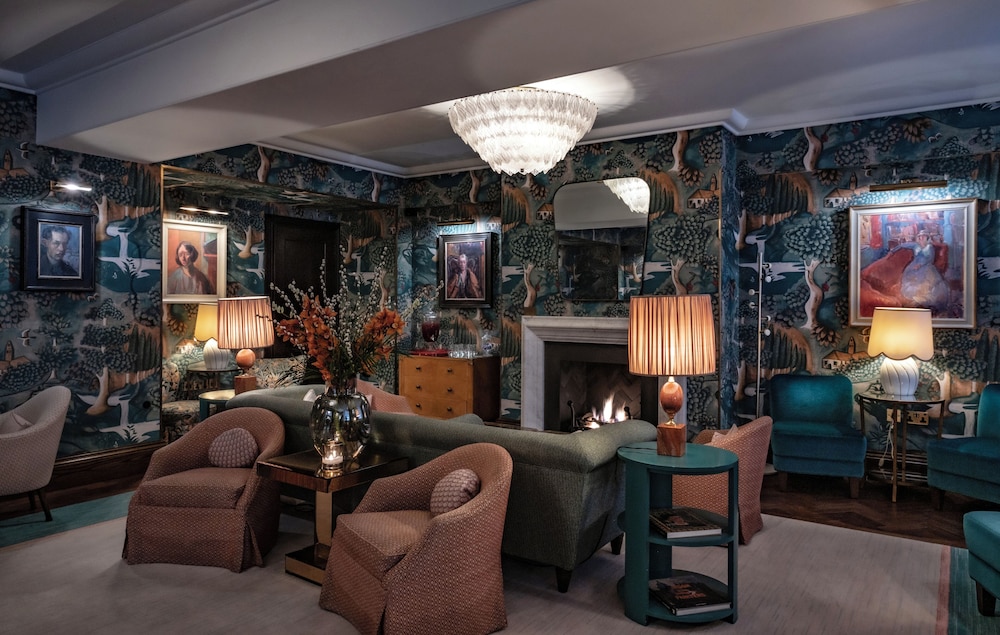Lobby lounge