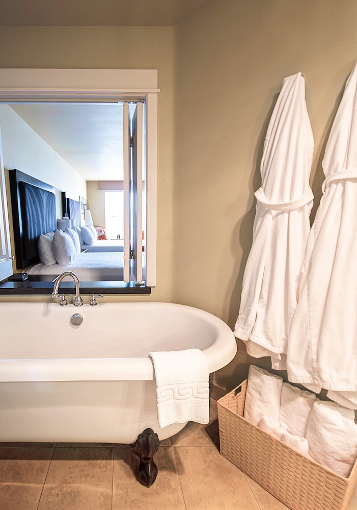 Deep soaking bathtub