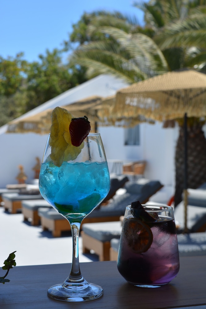 Swim-up bar