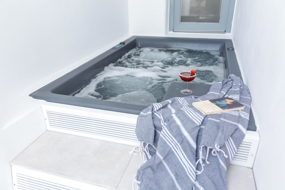 Jetted tub