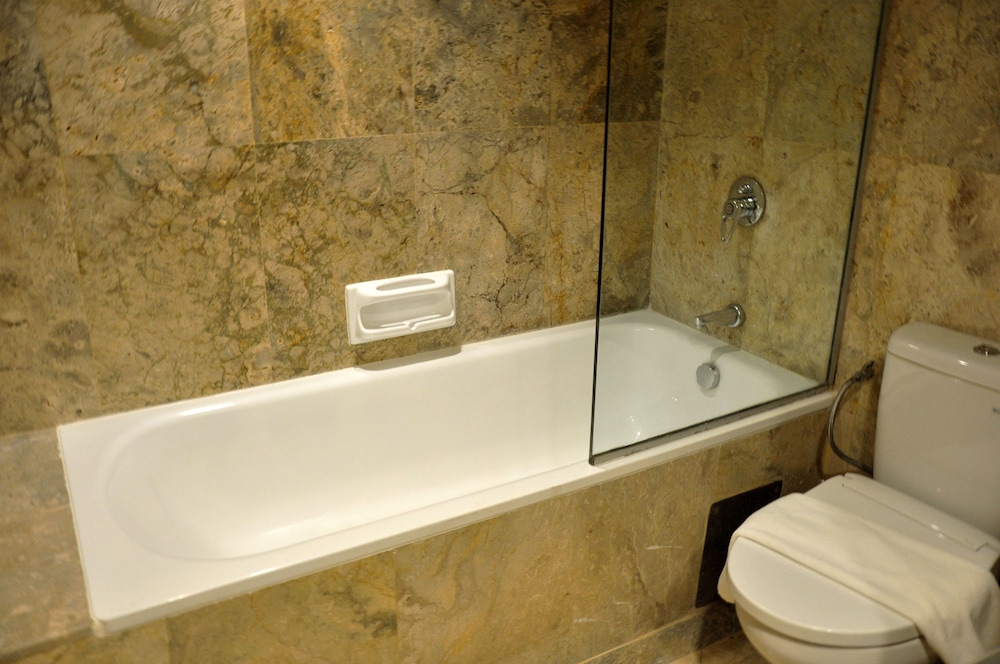 Deep soaking bathtub