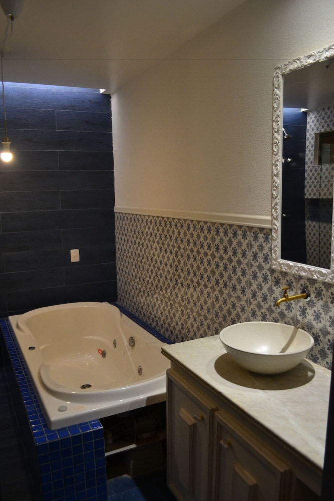 Deep soaking bathtub