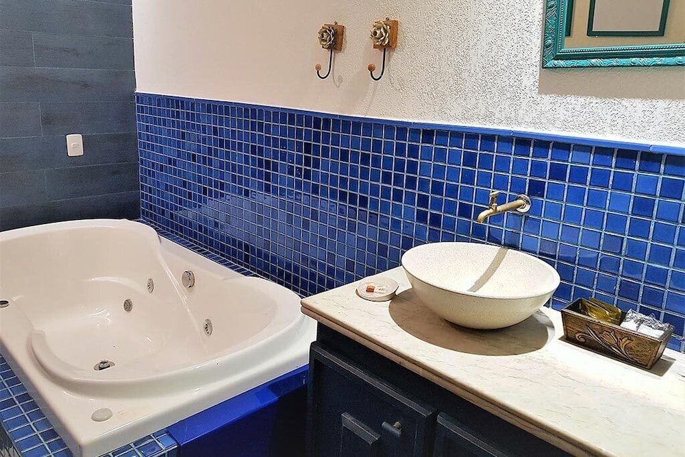 Deep soaking bathtub