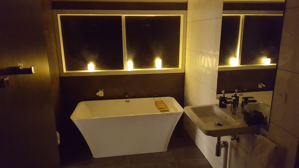 Deep soaking bathtub