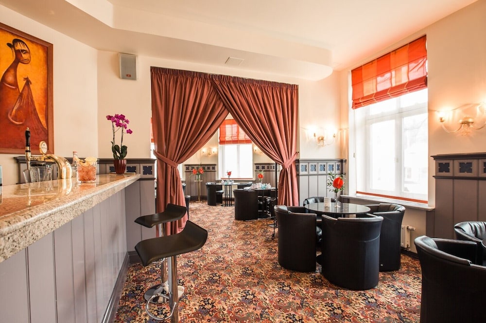 Lobby lounge
