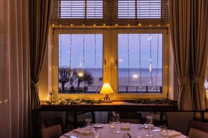 thumbnail: Couples dining