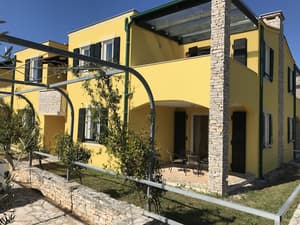 thumbnail: Front of property