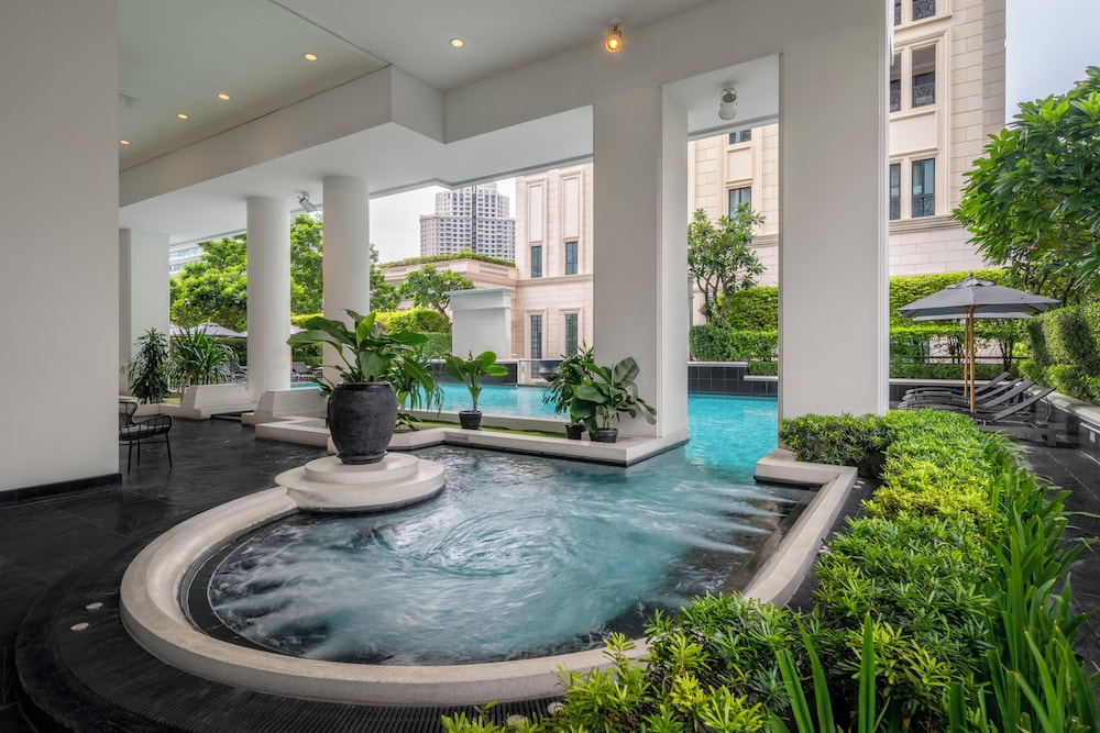 Indoor/outdoor pool