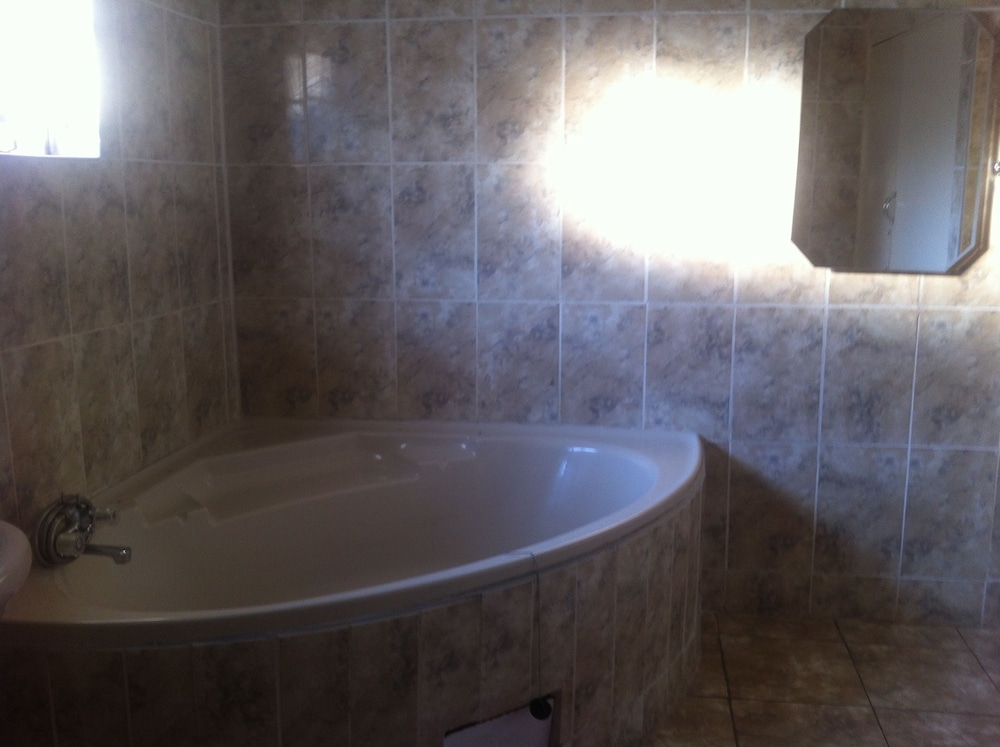 Deep soaking bathtub