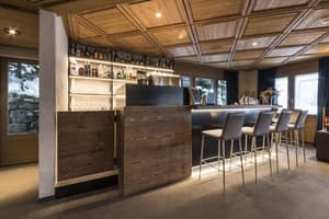 thumbnail: Bar (on property)