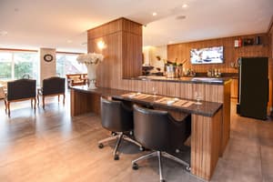 thumbnail: Bar (on property)