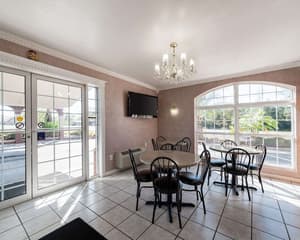thumbnail: Breakfast area