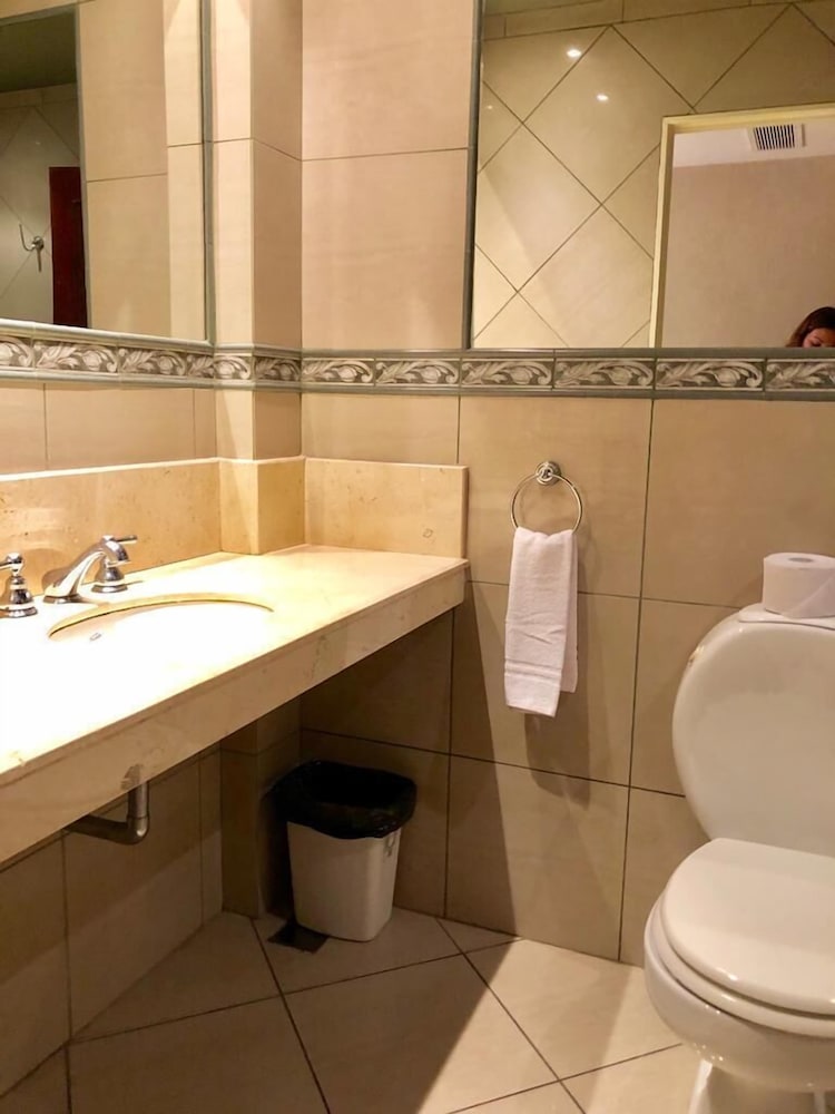 Deep soaking bathtub