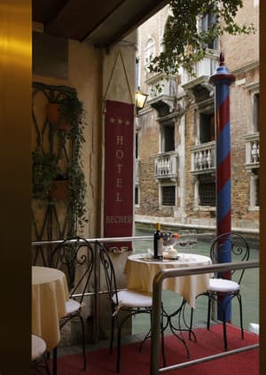thumbnail: Bar (on property)