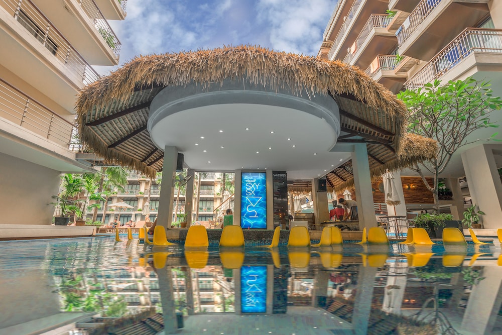 Poolside bar